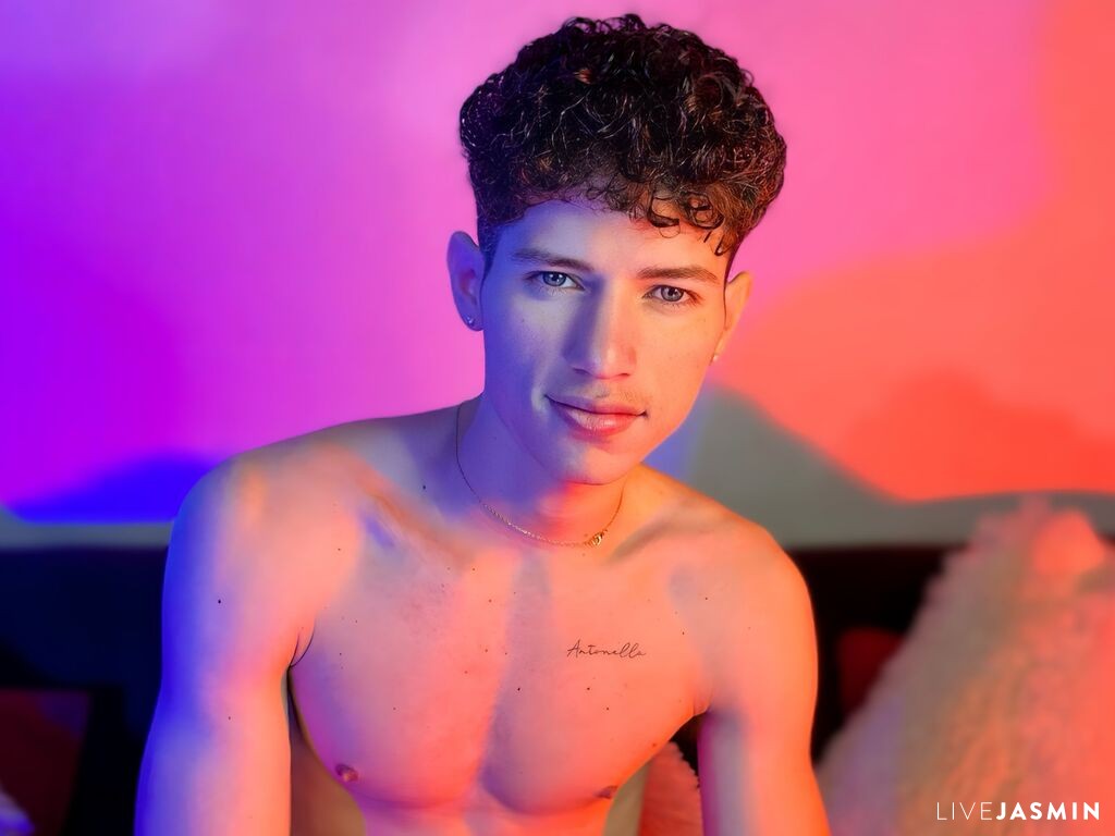 MattiaDubois male cam profile