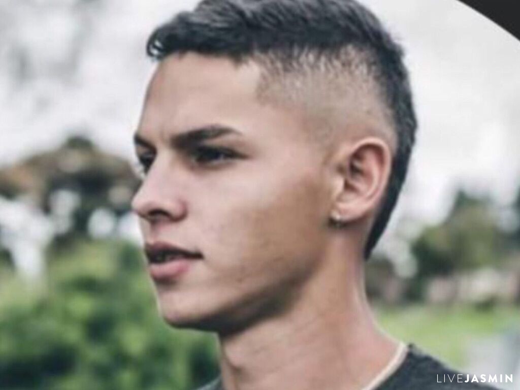 NoahMaz male cam profile